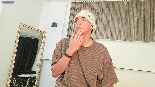 Snapshot of aron_and_paula chatting on 09-22-25, 02:24 aron and paula online show from 09-22-25, 02:24