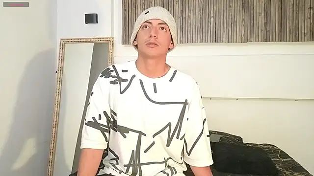 Snapshot of aron_and_paula chatting on 09-25-25, 02:48 aron and paula online show from 09-25-25, 02:48