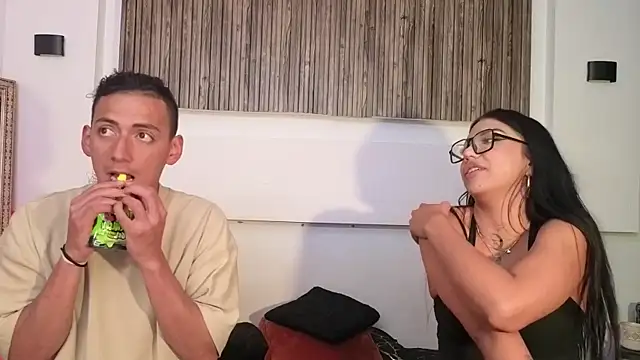 Snapshot of aron_and_paula chatting on 10-31-25, 04:02 aron and paula online show from 10-31-25, 04:02