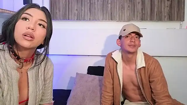 Snapshot of aron_and_paula chatting on 11-18-25, 05:45 aron and paula online show from 11-18-25, 05:45