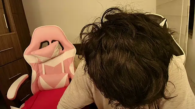 Snapshot of DesireLuxe chatting on 11-02-25, 05:43 DesireLuxe online show from 11-02-25, 05:43