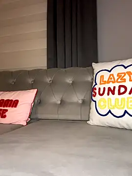 laraaaaaa online show from 12-17-25, 10:38