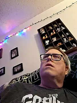 Snapshot of Smallone327 chatting on 02-19-25, 04:01 Smallone327 online show from 02-19-25, 04:01