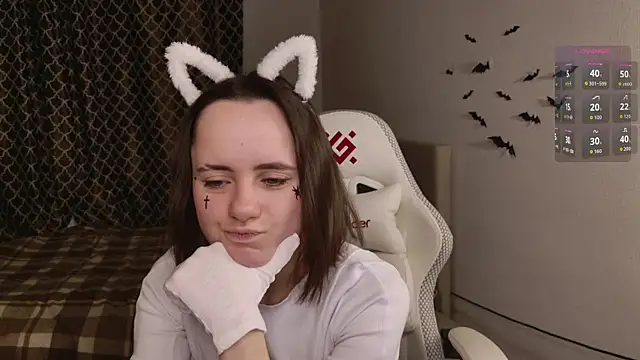 Luna Loveee online show from 10-31-25, 04:24