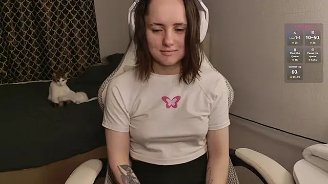 Luna Loveee online show from 11-22-25, 04:11