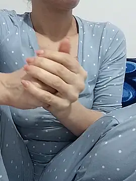 Snapshot of BUSE8821 chatting on 12-20-25, 02:24 BUSE8821 online show from 12-20-25, 02:24