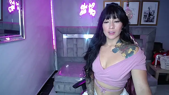 Snapshot of Isabella_Collen_v chatting on 02-25-25, 03:27 Isabella Collen v online show from 02-25-25, 03:27