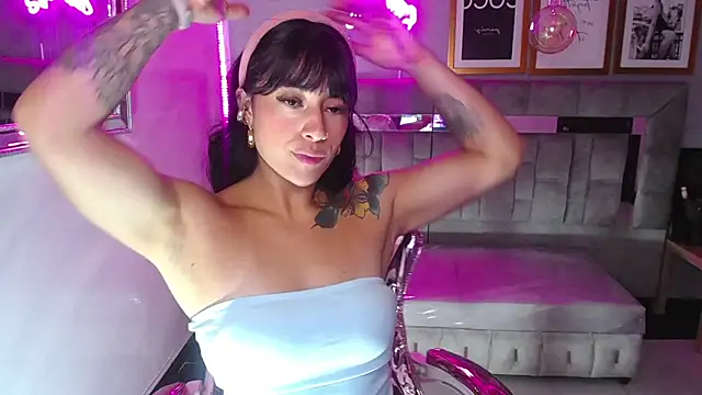 Snapshot of Isabella_Collen_v chatting on 03-22-25, 12:46 Isabella Collen v online show from 03-22-25, 12:46