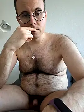 Snapshot of Simonudist chatting on 03-18-26, 04:32 Simonudist online show from 03-18-26, 04:32