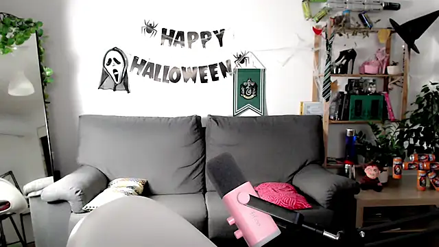 Della Ideal online show from 10-28-25, 09:46