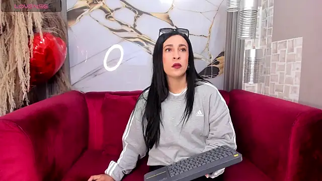 Snapshot of Bella_williamss_ chatting on 12-21-25, 01:18 Bella williamss online show from 12-21-25, 01:18