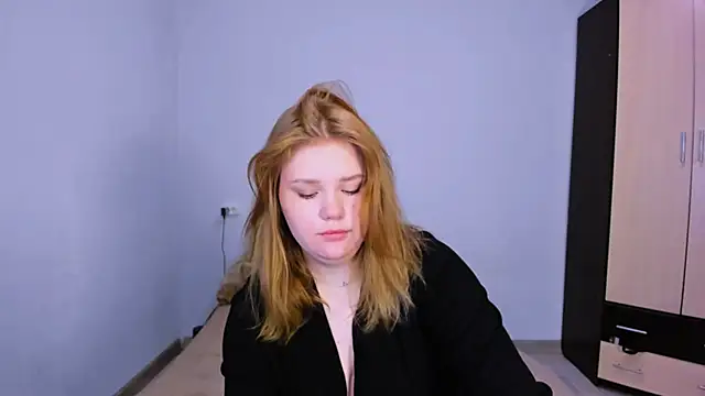 LaseyMoon online show from 11-25-25, 02:44