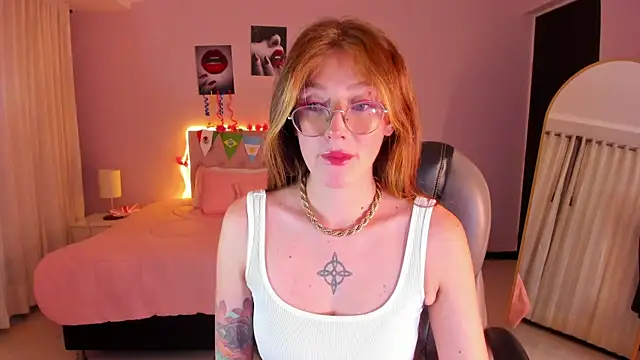 Snapshot of Emily_Warren_ chatting on 06-20-26, 08:33 Emily Warren online show from 06-20-26, 08:33