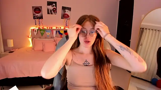 Snapshot of Emily_Warren_ chatting on 06-22-26, 09:12 Emily Warren online show from 06-22-26, 09:12