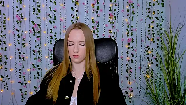 Snapshot of doll_vey chatting on 03-04-25, 12:33 doll vey online show from 03-04-25, 12:33