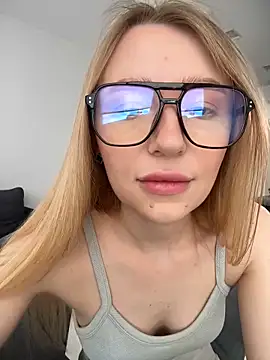 Snapshot of EvaBrooklyn chatting on 03-08-25, 06:32 EvaBrooklyn online show from 03-08-25, 06:32