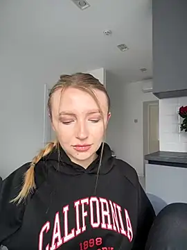 Snapshot of EvaBrooklyn chatting on 03-14-25, 11:01 EvaBrooklyn online show from 03-14-25, 11:01