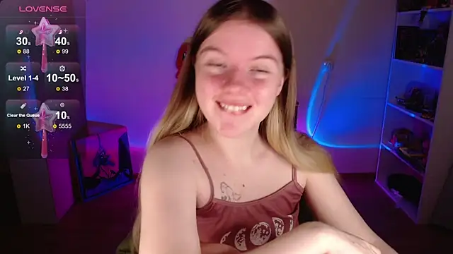 Snapshot of Strawberry_juli chatting on 10-03-25, 06:32 Strawberry juli online show from 10-03-25, 06:32