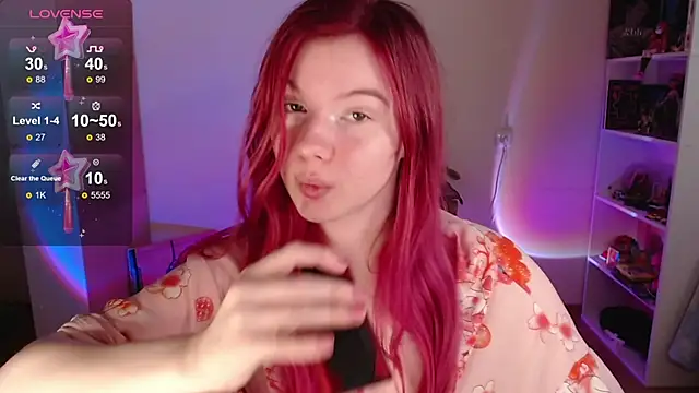 Snapshot of Strawberry_juli chatting on 10-17-25, 08:39 Strawberry juli online show from 10-17-25, 08:39