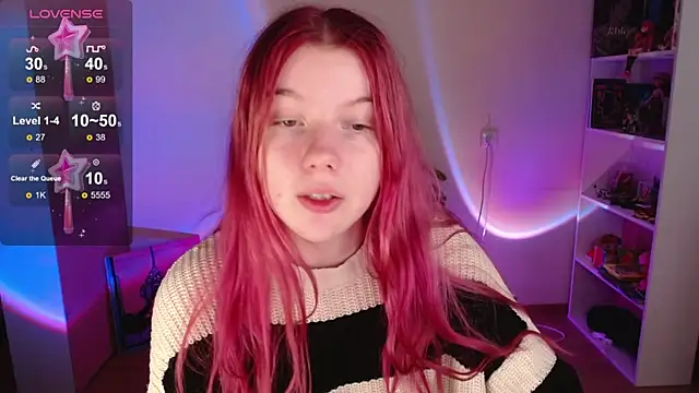 Snapshot of Strawberry_juli chatting on 10-20-25, 07:53 Strawberry juli online show from 10-20-25, 07:53