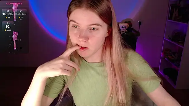 Snapshot of Strawberry_juli chatting on 02-15-26, 04:31 Strawberry juli online show from 02-15-26, 04:31