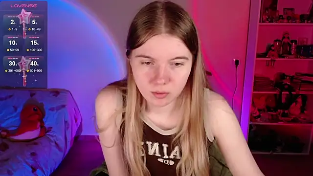Strawberry juli online show from 05-22-26, 03:57