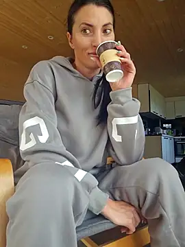 zoeylarkens online show from 10-05-25, 01:09