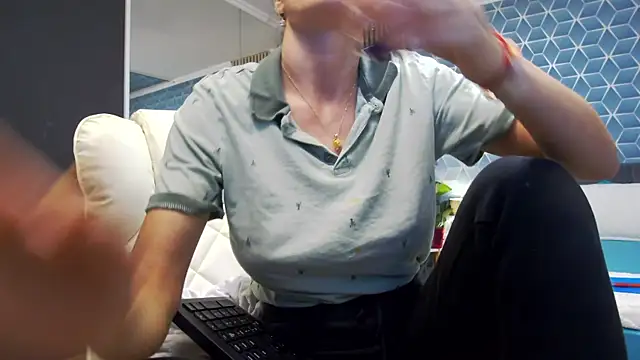 zoeylarkens online show from 11-06-25, 05:47