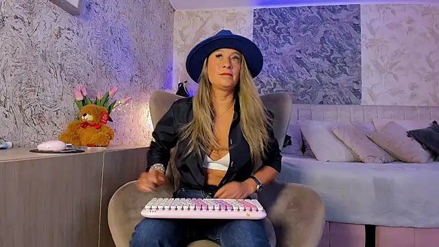 Liannaa  online show from 04-21-26, 07:39