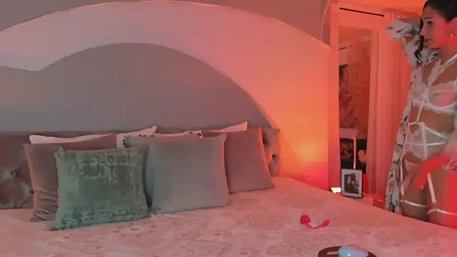 Elizabeth clark  online show from 10-24-25, 08:05