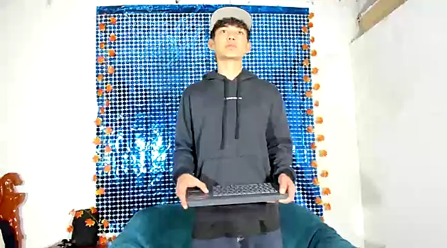 Maxxi hot23 online show from 02-26-25, 01:43