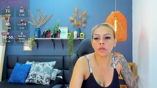 Snapshot of yessila_parker chatting on 06-06-26, 08:52 yessila parker online show from 06-06-26, 08:52