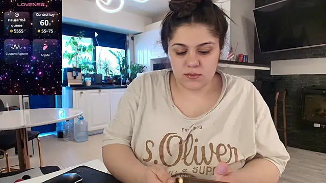 Snapshot of Layla- chatting on 02-26-25, 09:53 Layla- online show from 02-26-25, 09:53