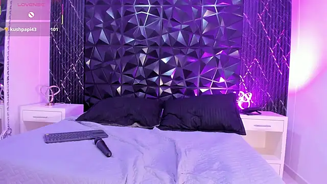 Snapshot of HileySweet chatting on 03-13-25, 06:45 HileySweet online show from 03-13-25, 06:45