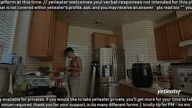 Snapshot of yetieater chatting on 06-08-26, 04:07 yetieater online show from 06-08-26, 04:07