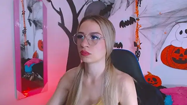 Snapshot of hannah_026 chatting on 10-28-25, 10:41 hannah 026 online show from 10-28-25, 10:41