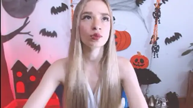 Snapshot of hannah_026 chatting on 10-31-25, 11:22 hannah 026 online show from 10-31-25, 11:22