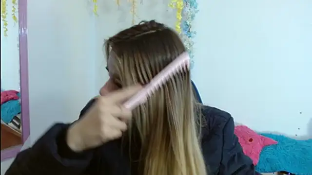 Snapshot of hannah_026 chatting on 11-06-25, 10:27 hannah 026 online show from 11-06-25, 10:27