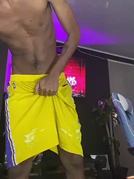 Snapshot of Miguel_bigcock chatting on 03-05-25, 09:15 Miguel bigcock online show from 03-05-25, 09:15