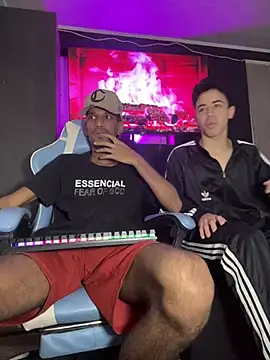 Snapshot of Miguel_bigcock chatting on 03-14-25, 01:57 Miguel bigcock online show from 03-14-25, 01:57