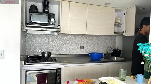 Snapshot of Miguel_bigcock chatting on 12-16-25, 02:55 Miguel bigcock online show from 12-16-25, 02:55