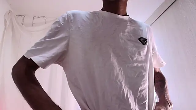 Snapshot of Miguel_bigcock chatting on 12-18-25, 04:46 Miguel bigcock online show from 12-18-25, 04:46