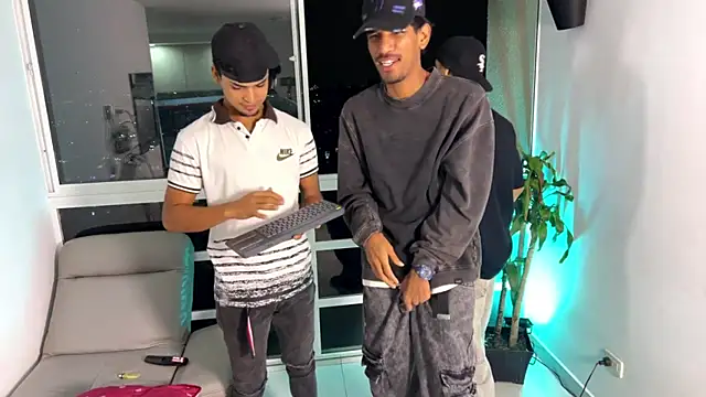 Snapshot of Miguel_bigcock chatting on 12-21-25, 05:03 Miguel bigcock online show from 12-21-25, 05:03