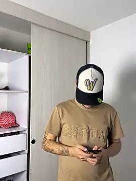 Snapshot of Miguel_bigcock chatting on 01-05-26, 08:23 Miguel bigcock online show from 01-05-26, 08:23