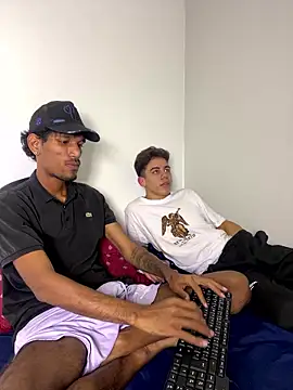 Snapshot of Miguel_bigcock chatting on 01-08-26, 01:30 Miguel bigcock online show from 01-08-26, 01:30