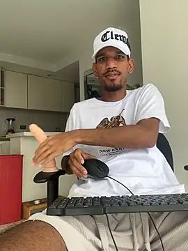 Snapshot of Miguel_bigcock chatting on 02-19-26, 03:19 Miguel bigcock online show from 02-19-26, 03:19