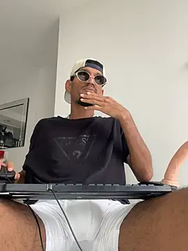 Snapshot of Miguel_bigcock chatting on 02-22-26, 09:57 Miguel bigcock online show from 02-22-26, 09:57