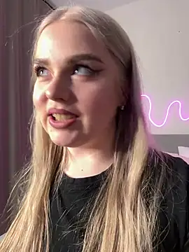 Snapshot of April_Vancee chatting on 03-20-25, 03:04 April Vancee online show from 03-20-25, 03:04