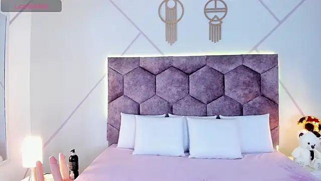 aurora collinss  online show from 10-30-25, 12:39