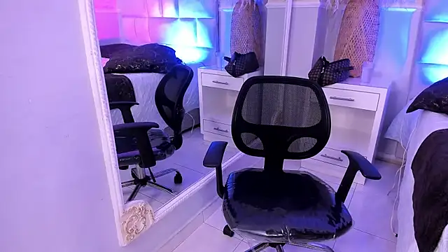 LexiAndDeker online show from 12-18-25, 06:36